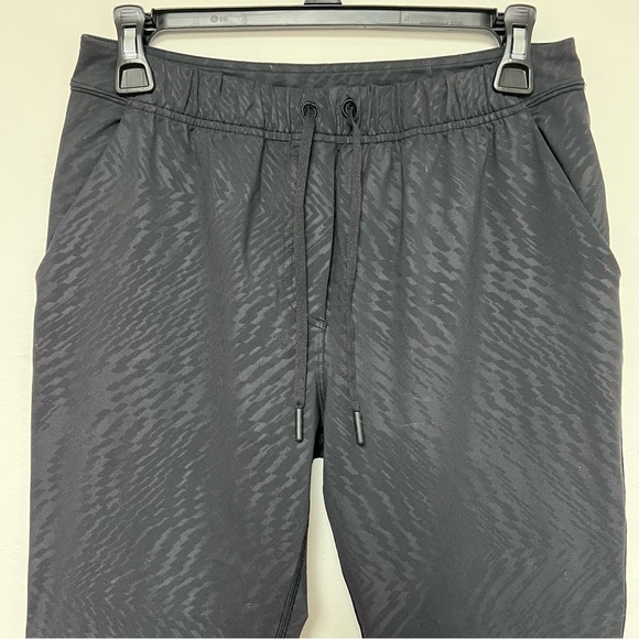 Lululemon Jet Crop Slim Luxtreme Shifted Horizon Embossed Black Jogger Pants - Picture 6 of 14